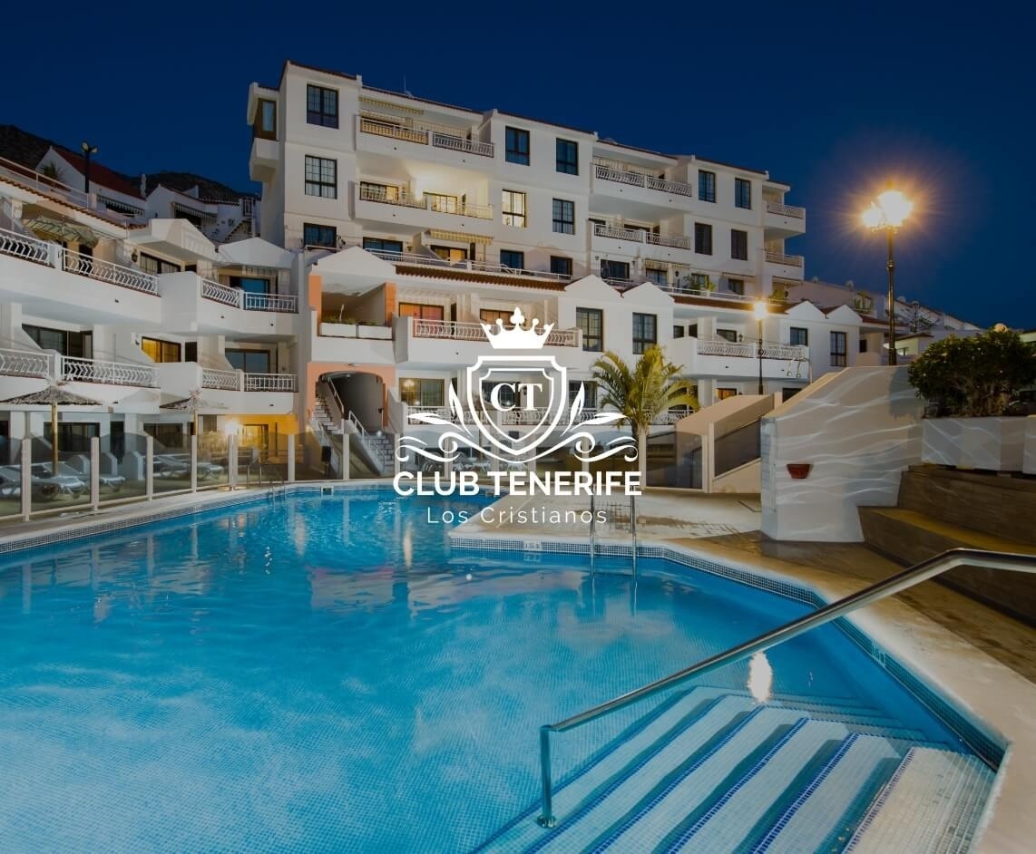 una piscina circondata da edifici e l' emblema del club tenerife