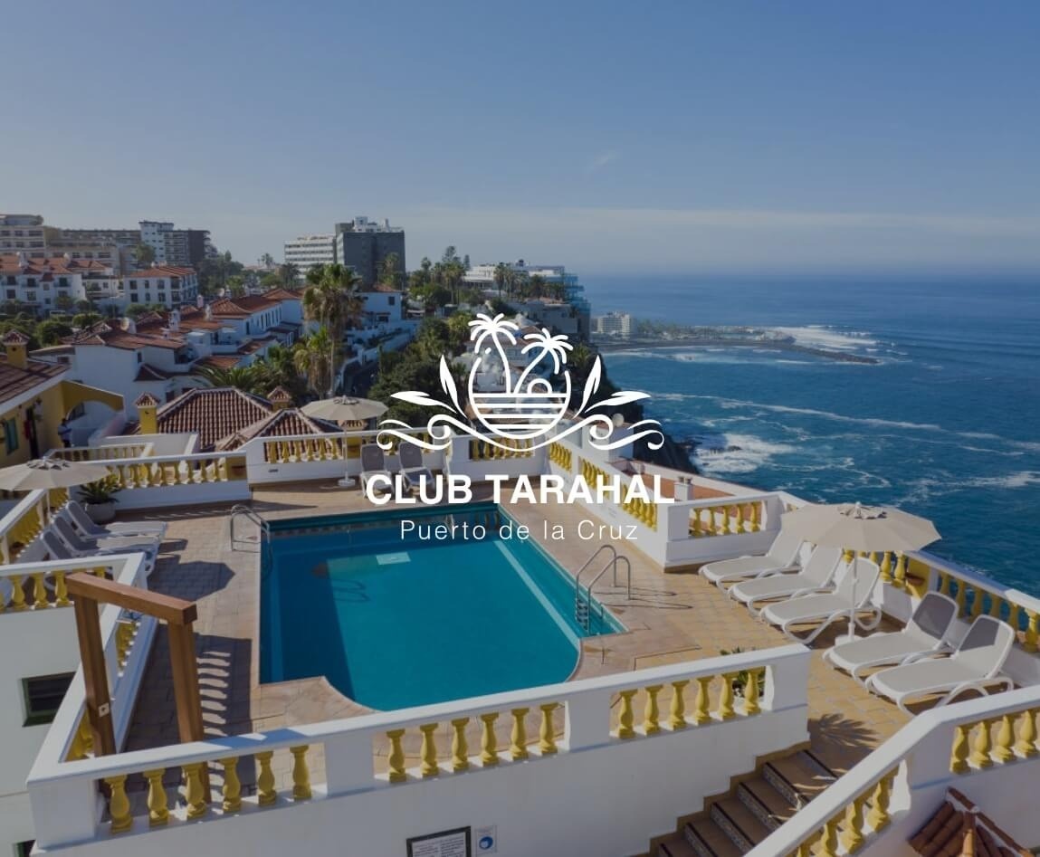 un edificio con una piscina e un logo che dice club tarahali