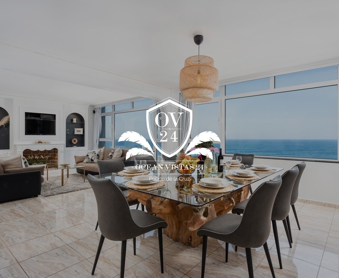 una sala da pranzo con un tavolo in vetro e sedie