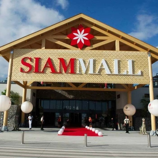 l' ingresso al siammall è decorato con un tappeto rosso e palloncini