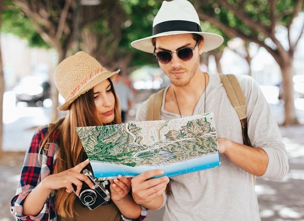 un hombre y una mujer miran un mapa juntos