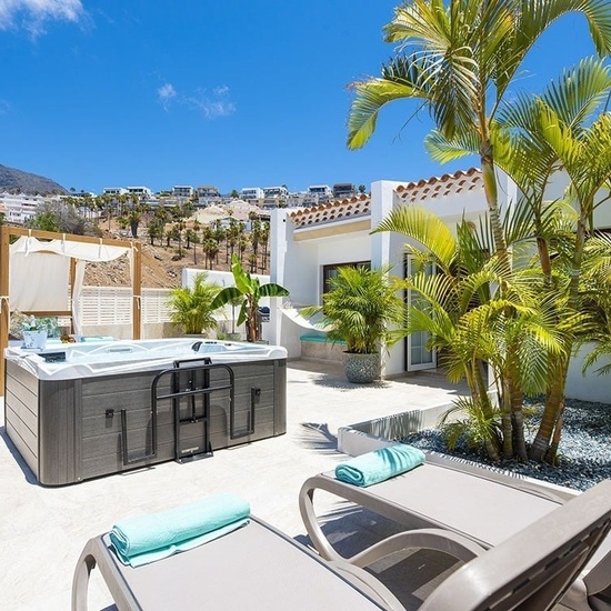 Bungalow Premiun de 2 Dormitorio con Terraza Chill Out + Jacuzzi + Vistas al Mar + Mesa Ping Pong