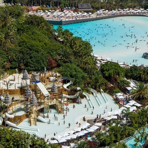 une vue aérienne d' un parc aquatique avec des toboggans et des parasols .