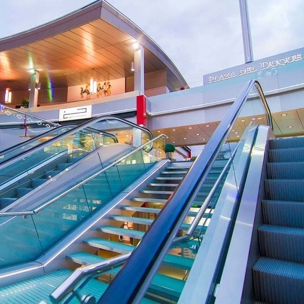 l' edificio della piazza del duque è circondato da scale mobili