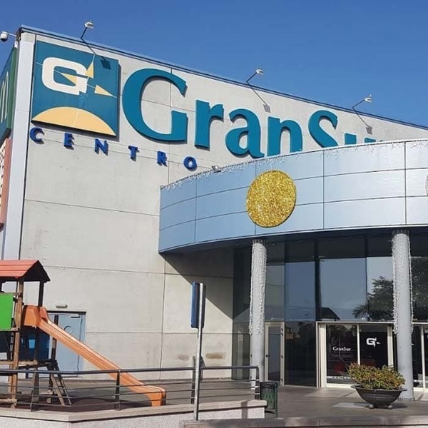 l' edificio è decorato per natale e ha un parco giochi