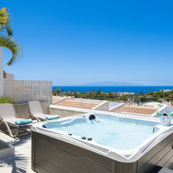 Premium-Bungalow mit 2 Schlafzimmern, Chill-out-Terrasse, Whirlpool, Meerblick und Tischtennisplatte