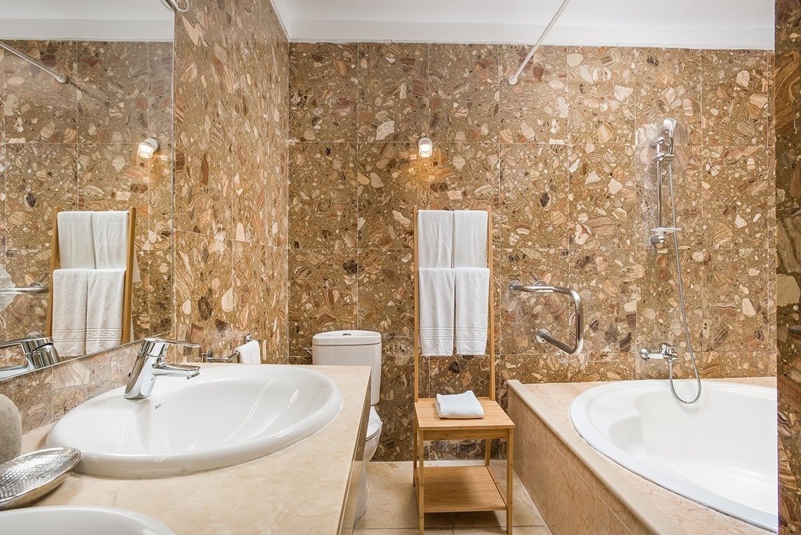 un baño con dos lavabos y una bañera