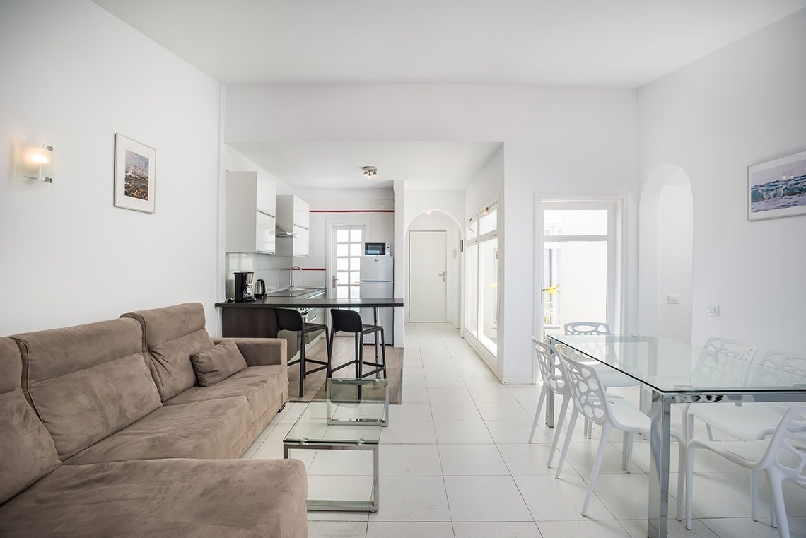 una sala de estar con un sofá y una mesa de comedor