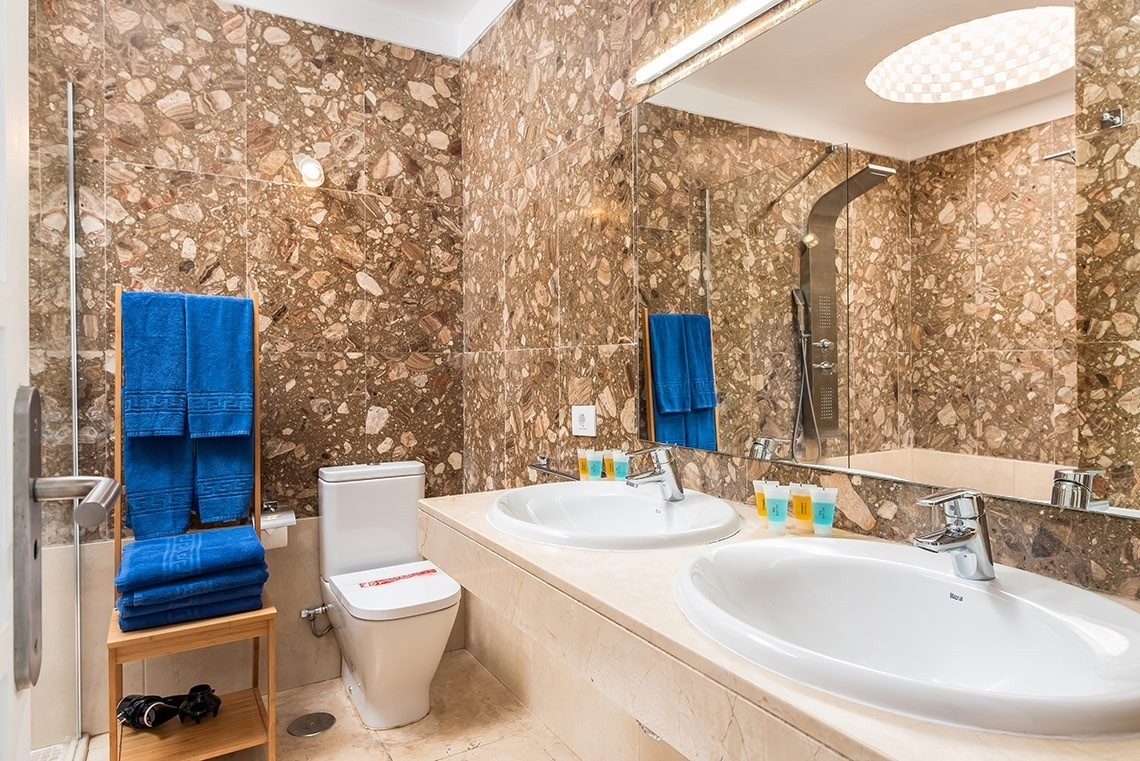 un baño con dos lavabos y un inodoro