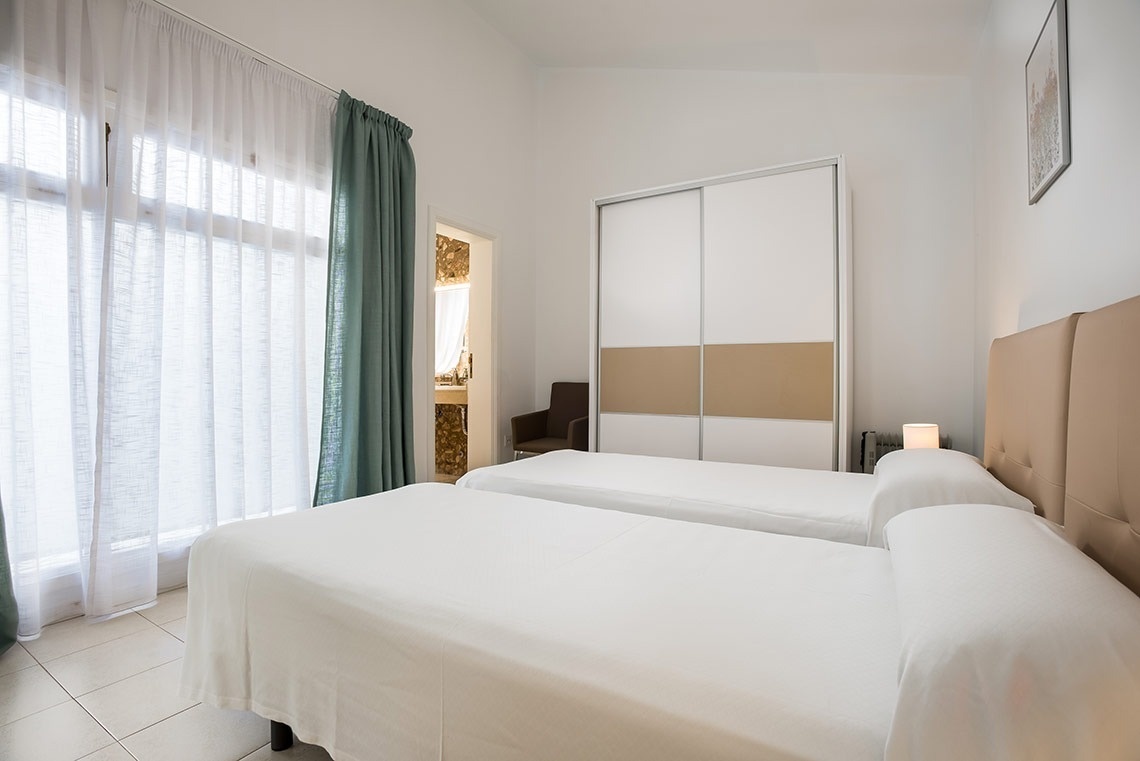 una habitación con dos camas y un armario