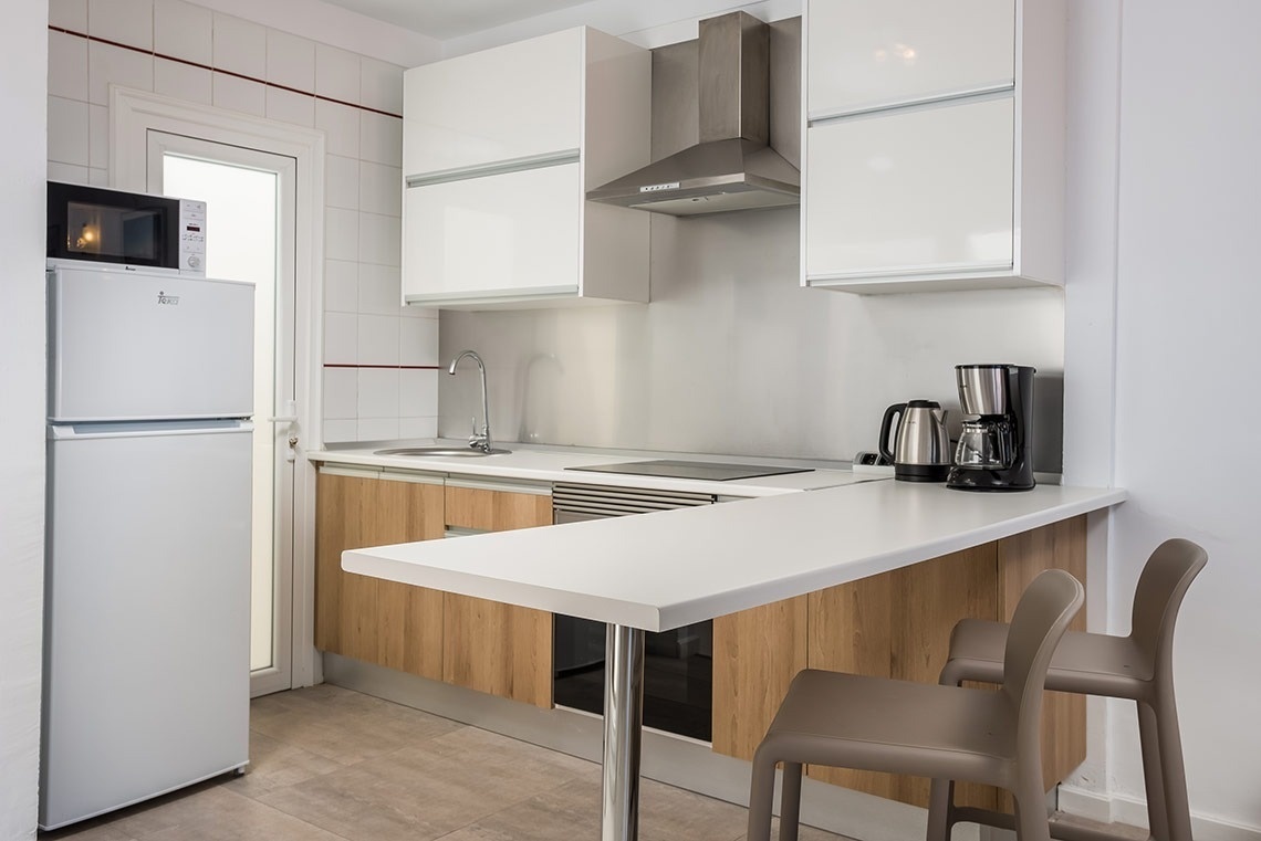 una cocina pequeña con una nevera y un microondas