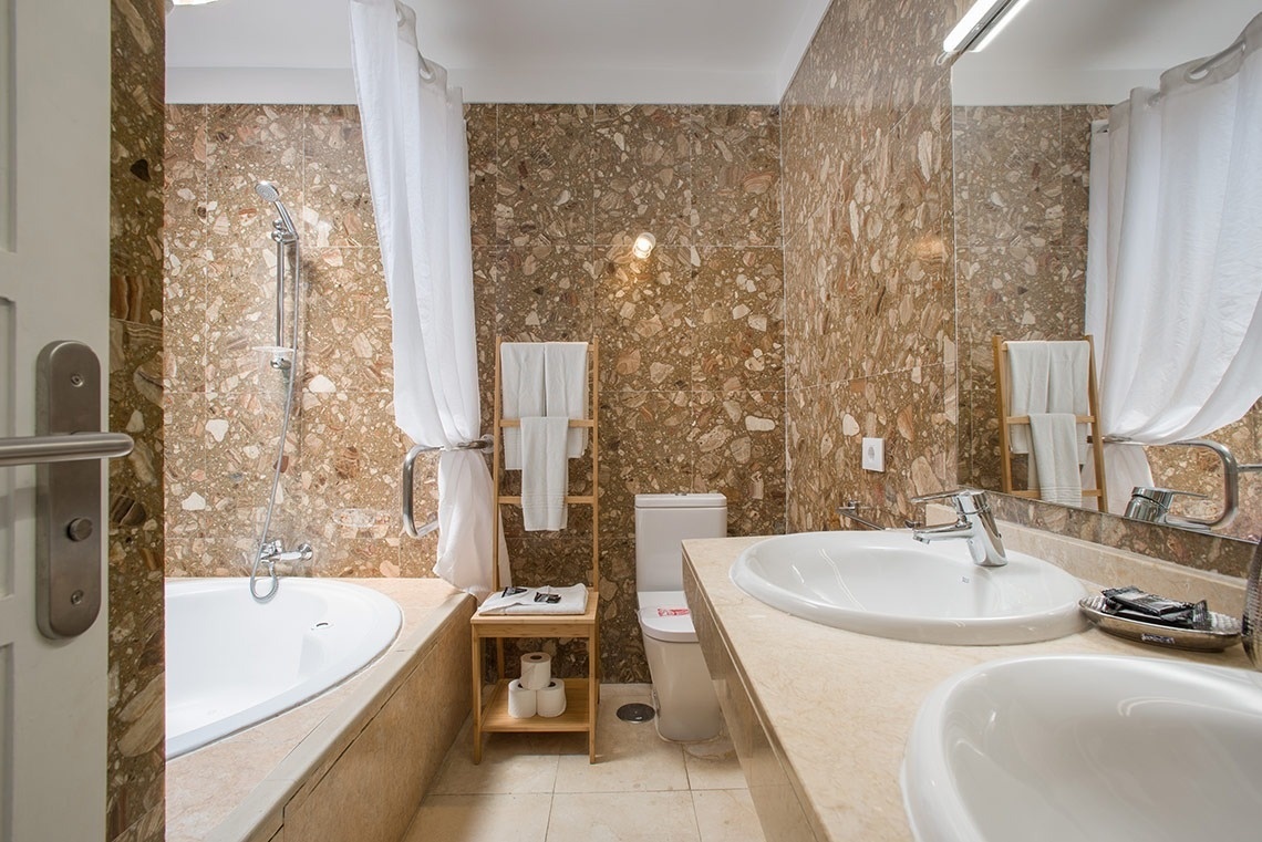 un baño con dos lavabos y un inodoro