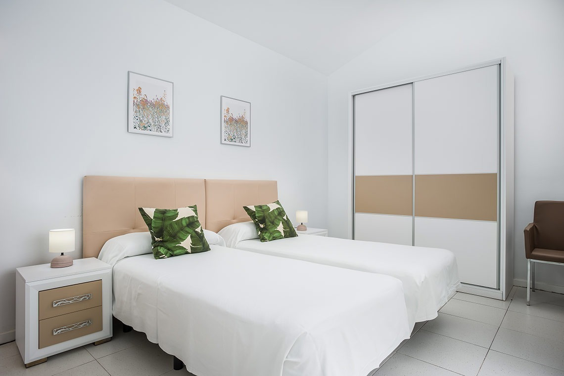 un dormitorio con dos camas y un armario