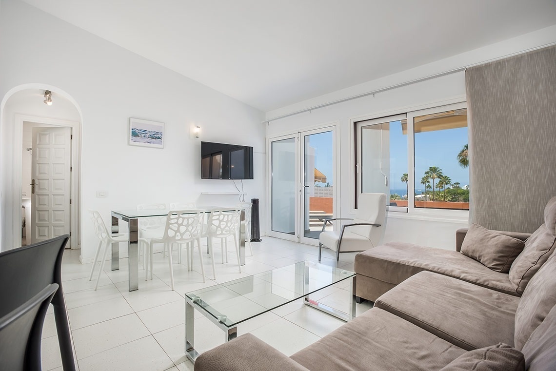 una sala de estar con un sofá y una mesa de comedor