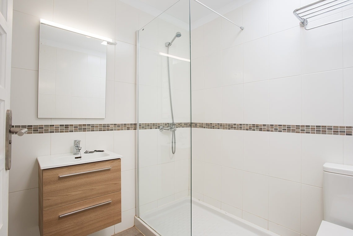 un cuarto de baño con un lavabo y un inodoro