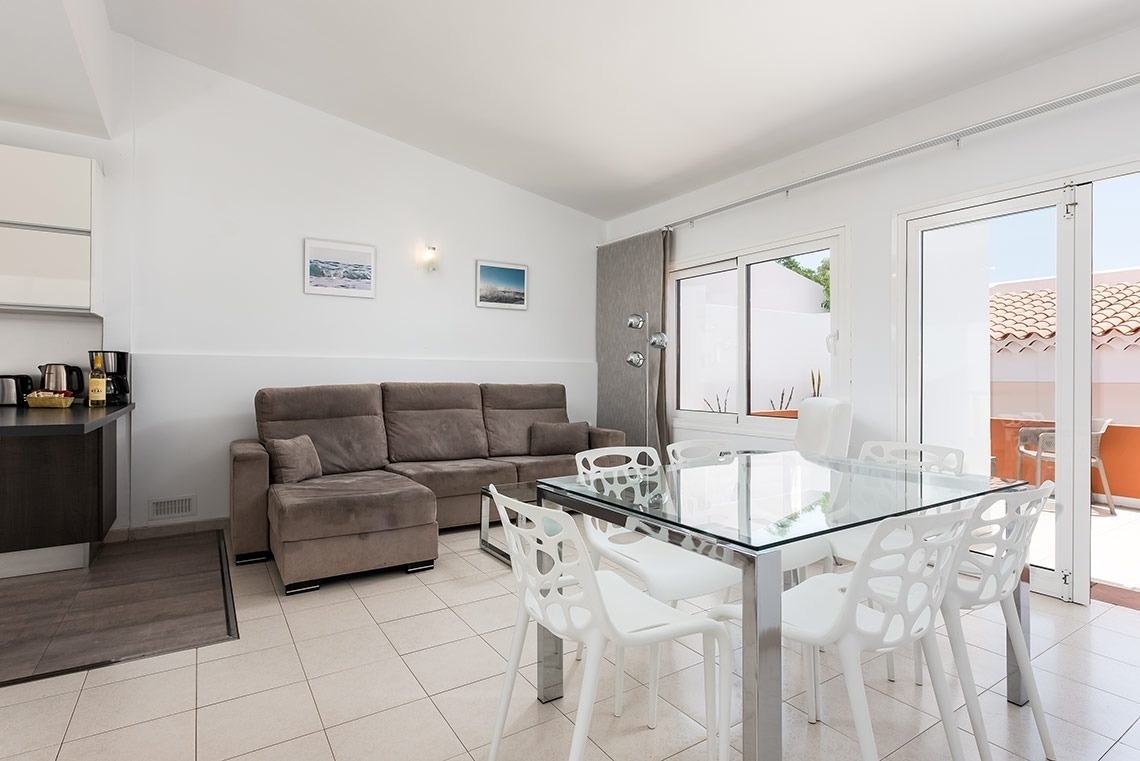 una sala de estar con un sofá y una mesa de comedor