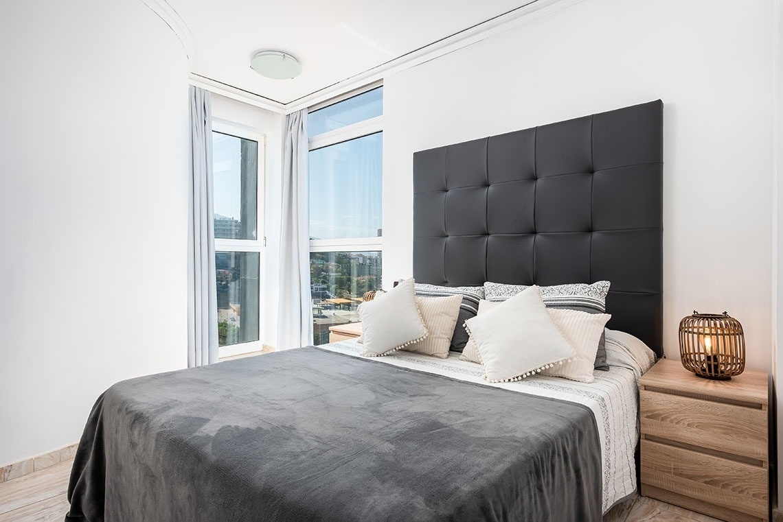 una camera da letto con un letto e una finestra