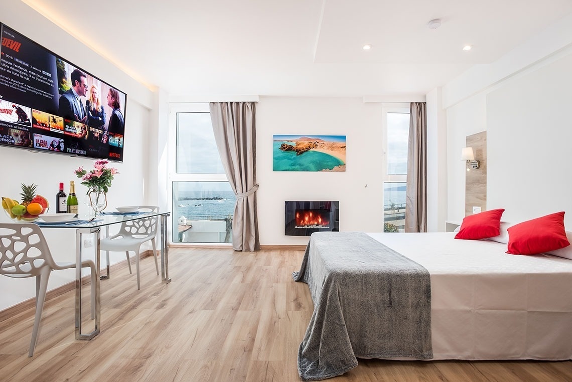 una camera d' albergo con un letto king size e un televisore che mostra netflix