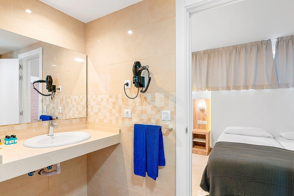 un bagno con un lavandino e un asciugacapelli