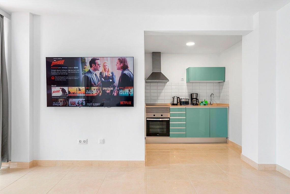 un televisore è appeso a un muro in una cucina