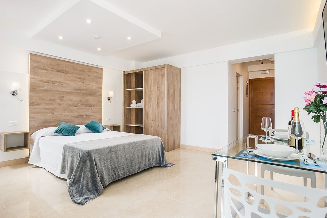 una camera d' albergo con un letto e un tavolo