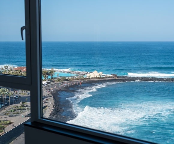 dos tumbonas y un paraguas junto a una piscina