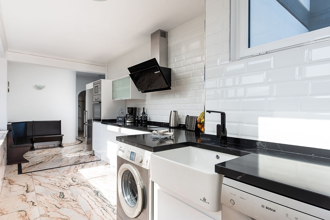 una cucina con lavatrice e lavastoviglie bosch