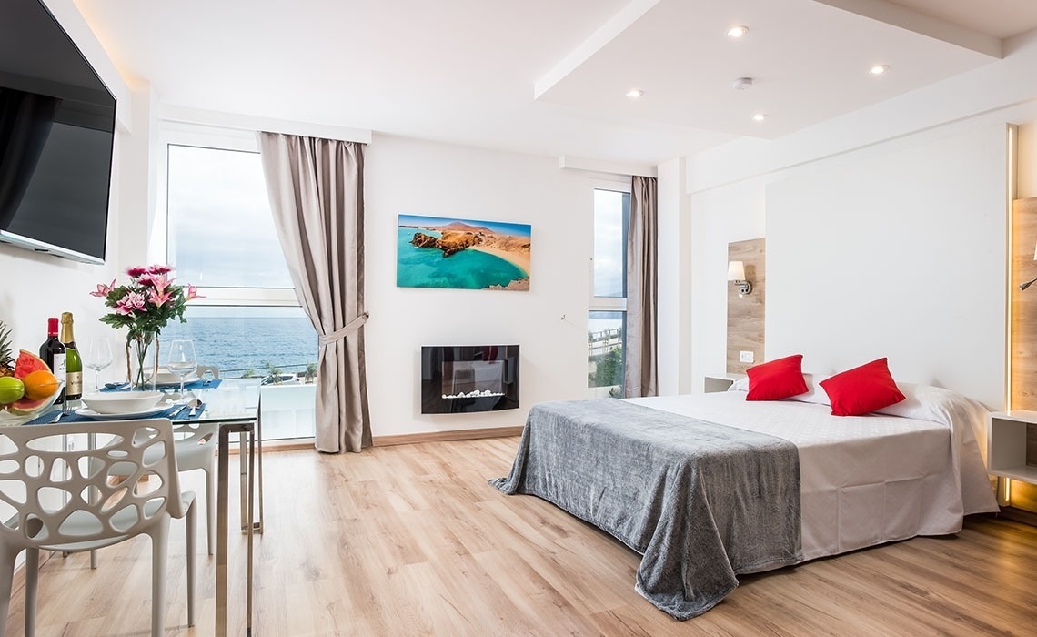 un'amaca e un ombrellone su un balcone con vista sull'oceano