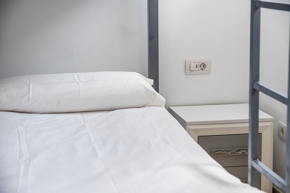 una camera da letto con un letto a castello e un comodino