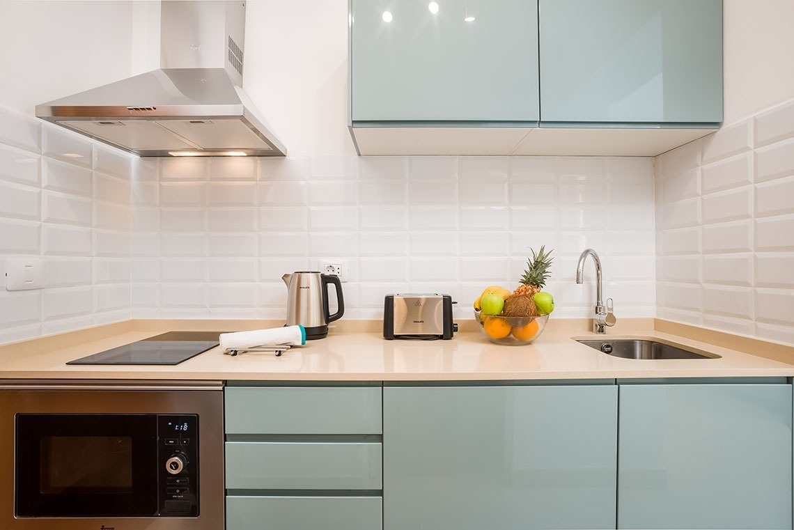 una piccola cucina con un forno a microonde e un lavandino