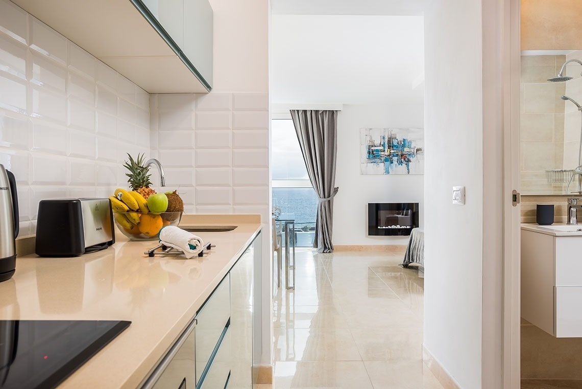 una cucina con un vaso di frutta e un tostapane