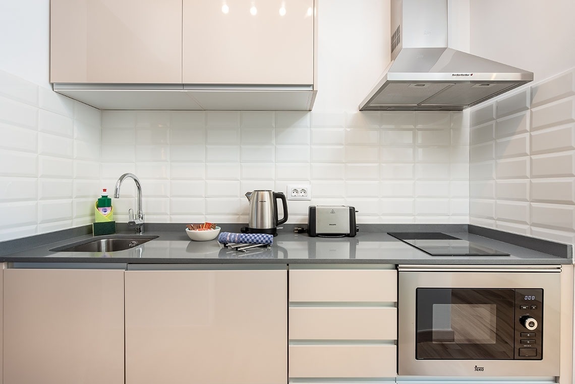 una piccola cucina con un forno a microonde e un tostapane