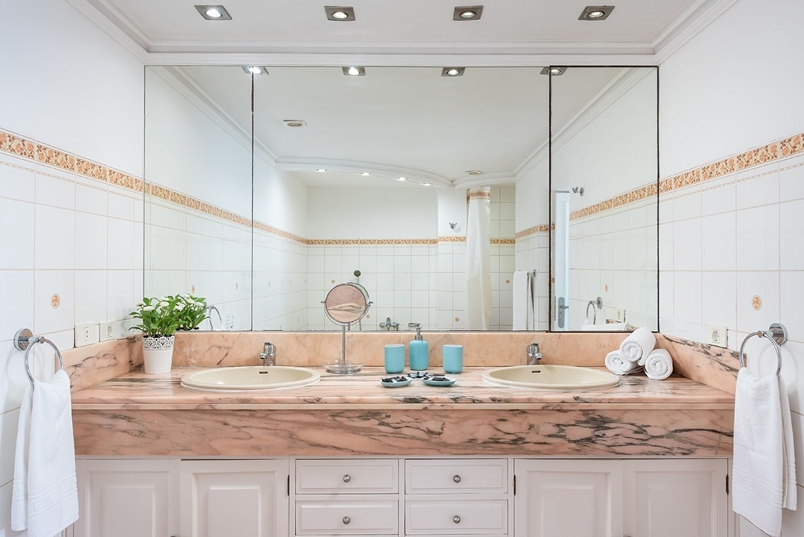 un bagno con due lavabi e uno specchio