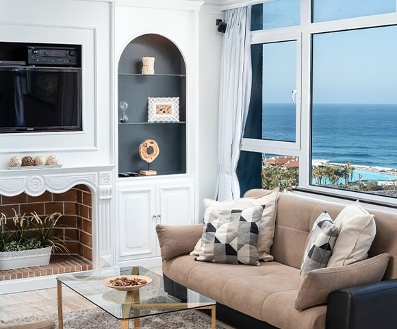 un balcone con un amaca e un ombrellone con vista sull'oceano