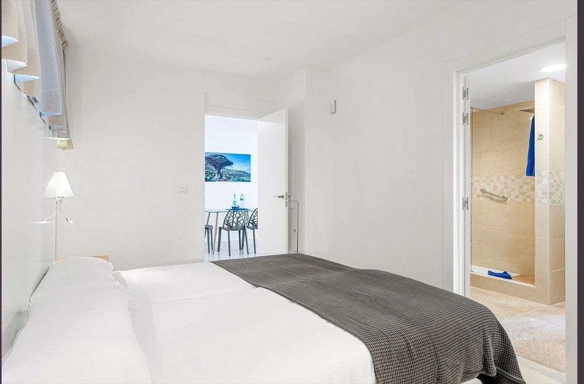 una camera da letto con un letto e una porta che conduce al bagno