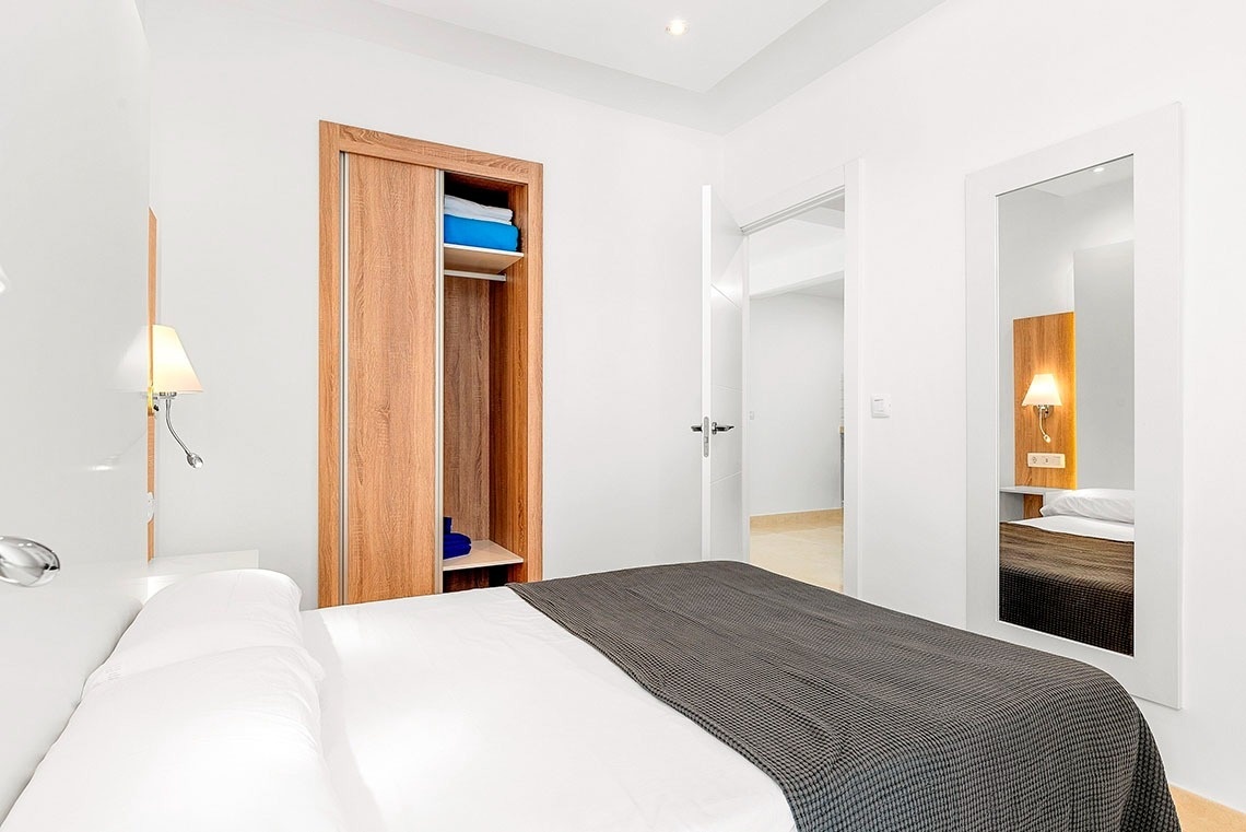un balcón con muebles y un paraguas y una vista de la ciudad