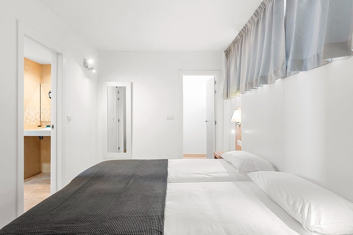 un balcone con un ombrellone e una chaise longue