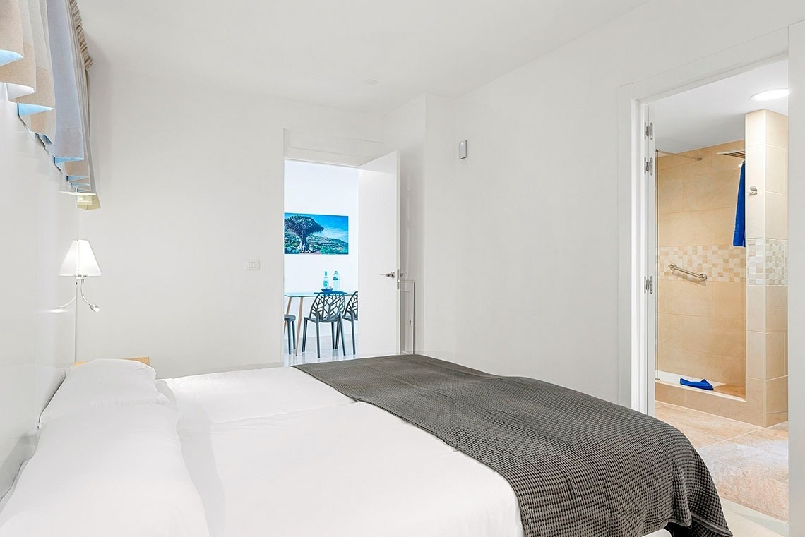 una camera da letto con un letto e una porta che conduce al bagno