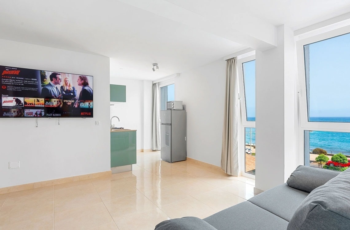 un balcone con un ombrellone e una chaise longue