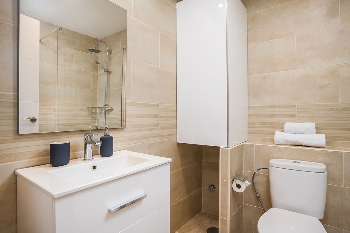 un bagno con lavandino , wc e specchio