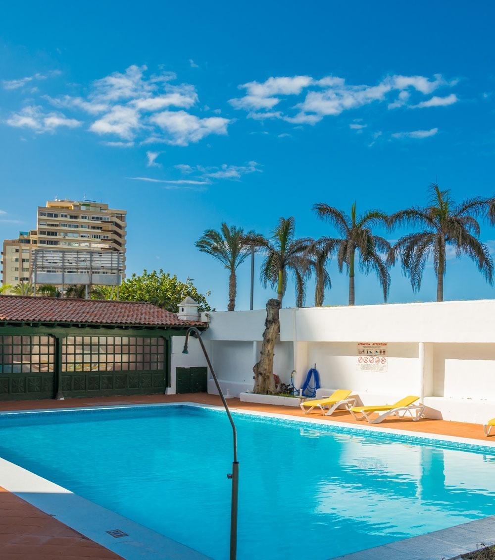 dos toallas azules están sobre una silla junto a una piscina