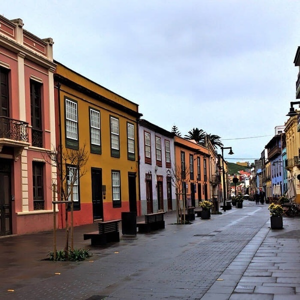 una playa con un puente en el fondo
