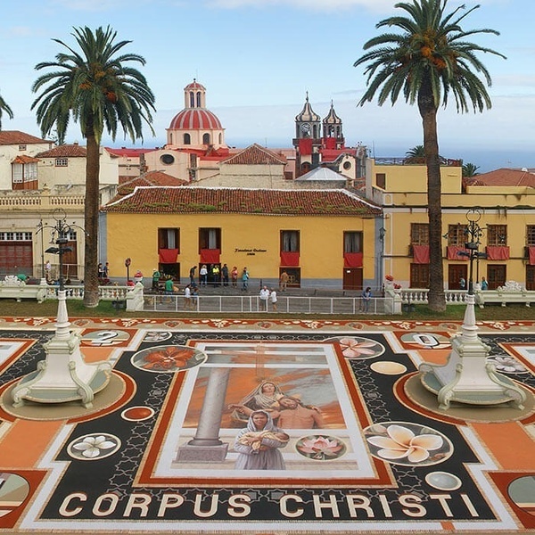 la entrada al siammall está decorada con globos y una alfombra roja