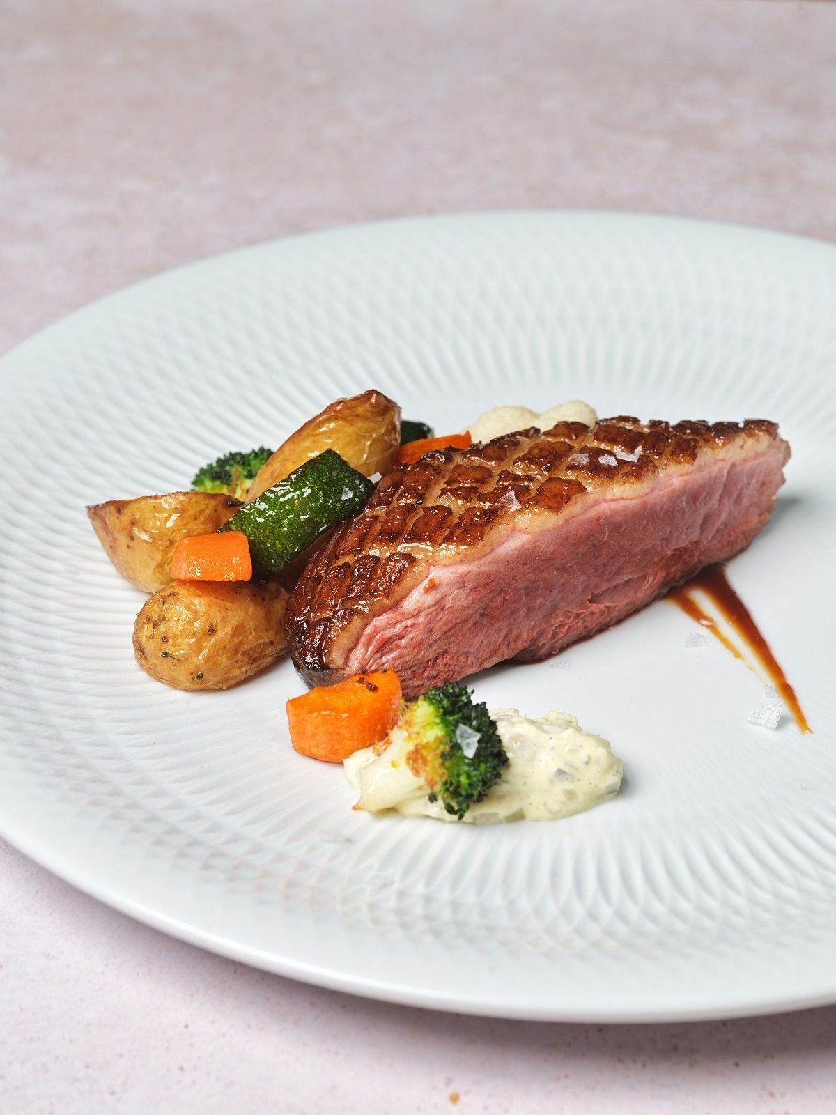 un primer plano de un plato de comida con carne y verduras