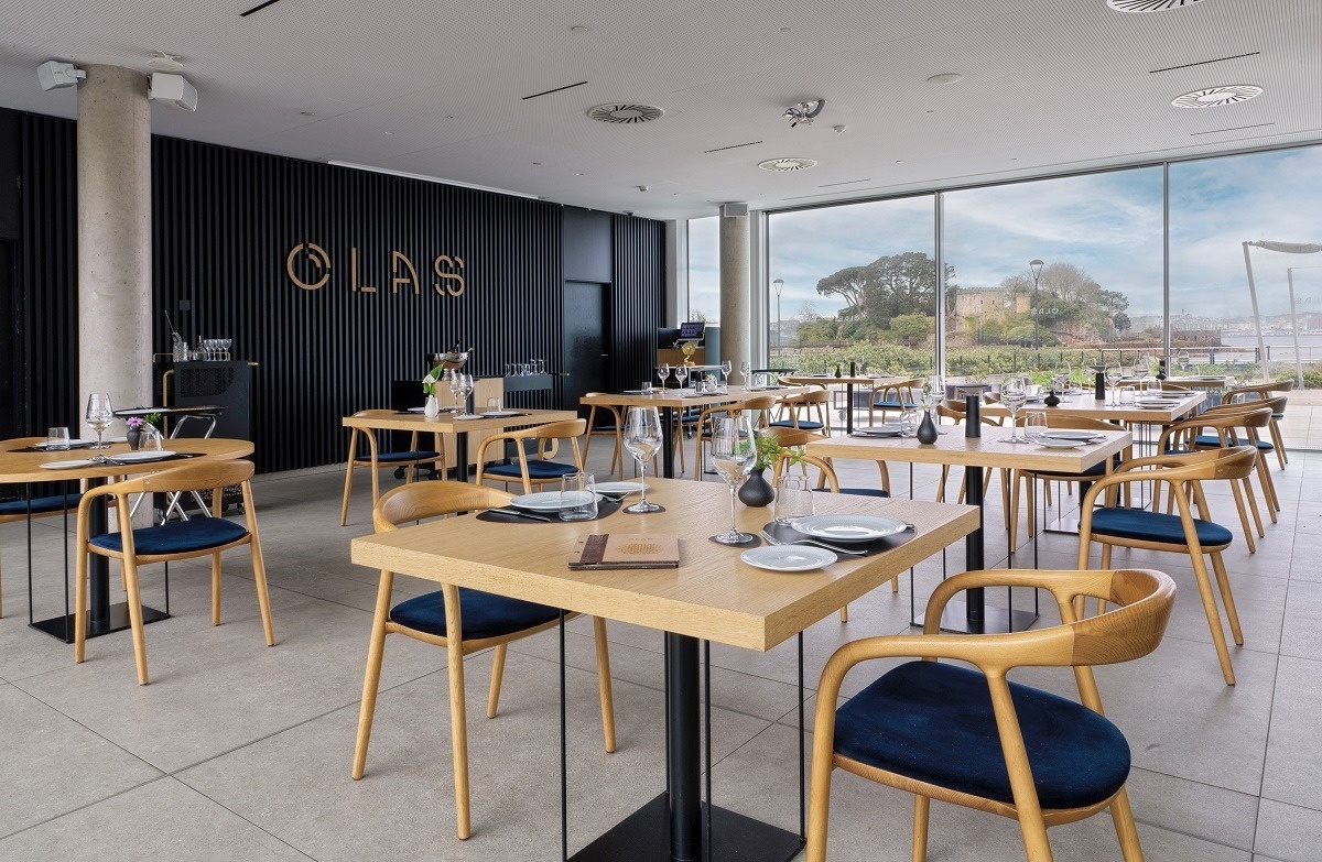 una mesa y sillas en un restaurante con la palabra las en la pared