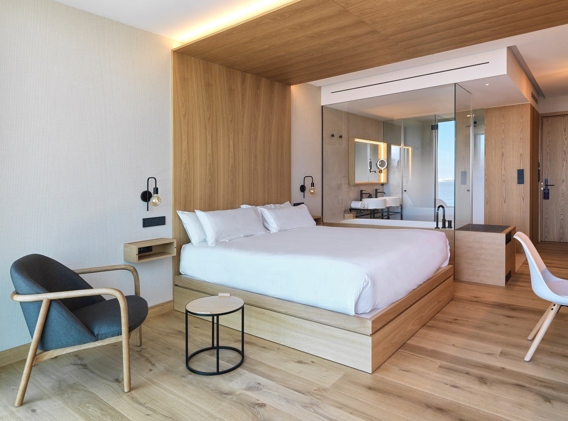 una habitación de hotel con una cama y una silla