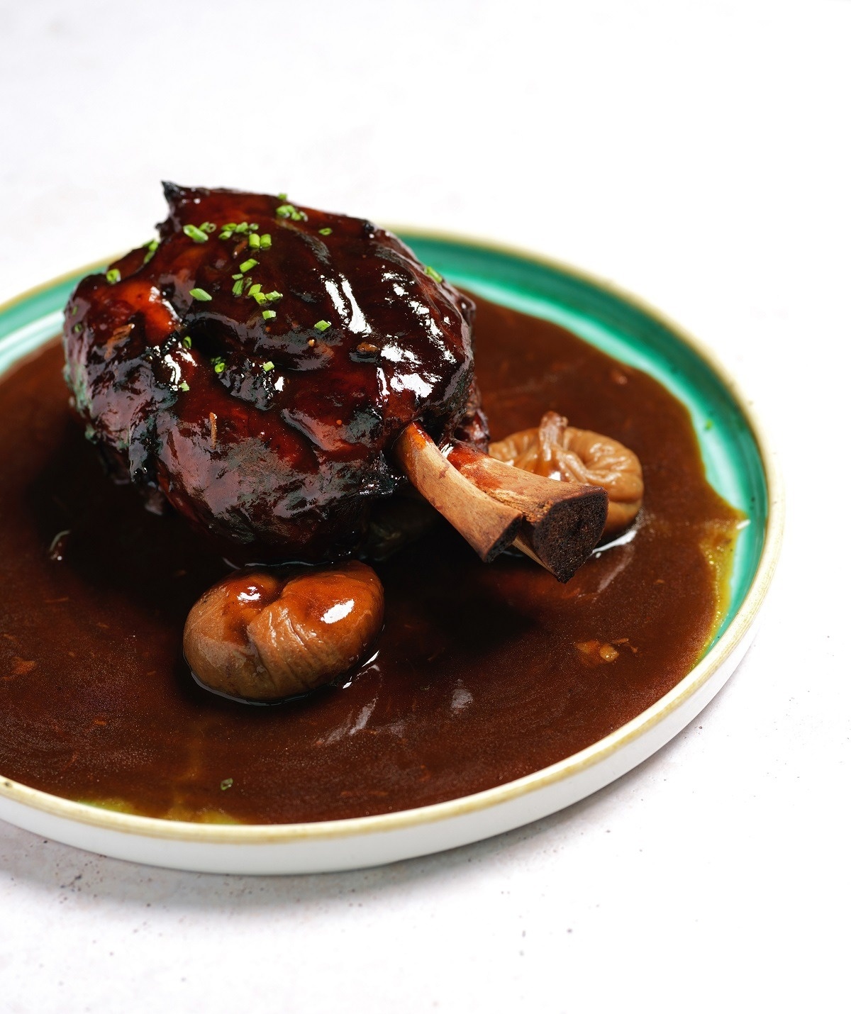 un primer plano de un plato de comida con salsa y carne