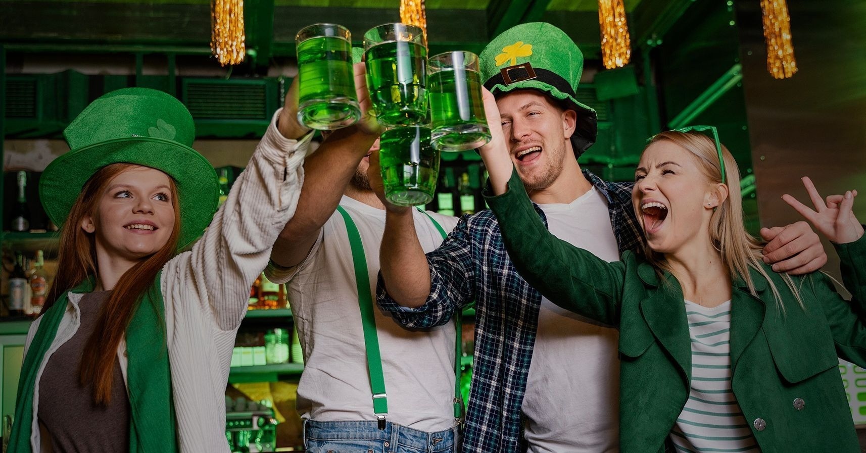 un grupo de personas celebrando el día de san patricio con cervezas verdes