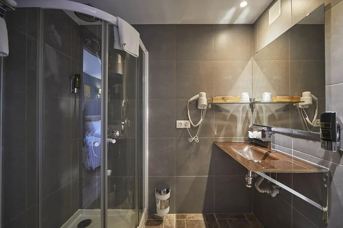 un cuarto de baño con un lavabo y una ducha