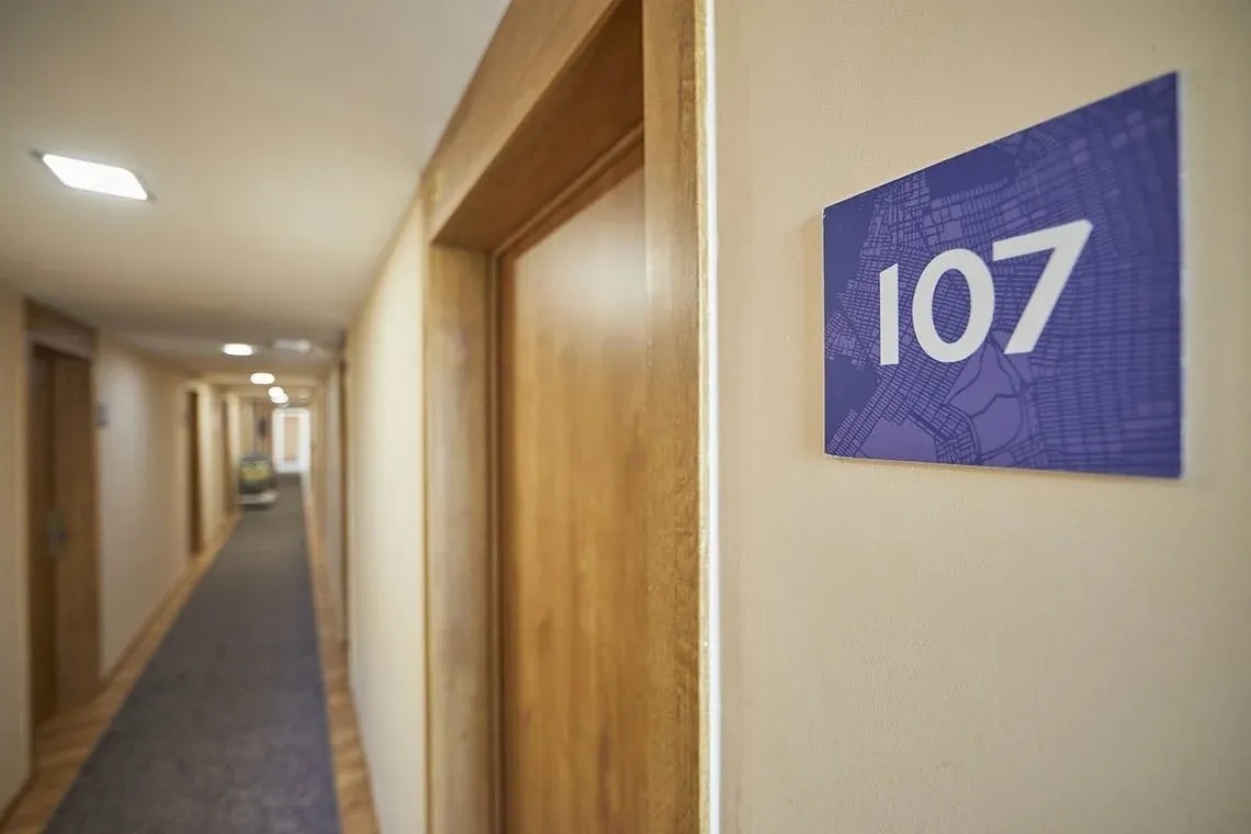 un pasillo con una puerta y un cartel que dice 107